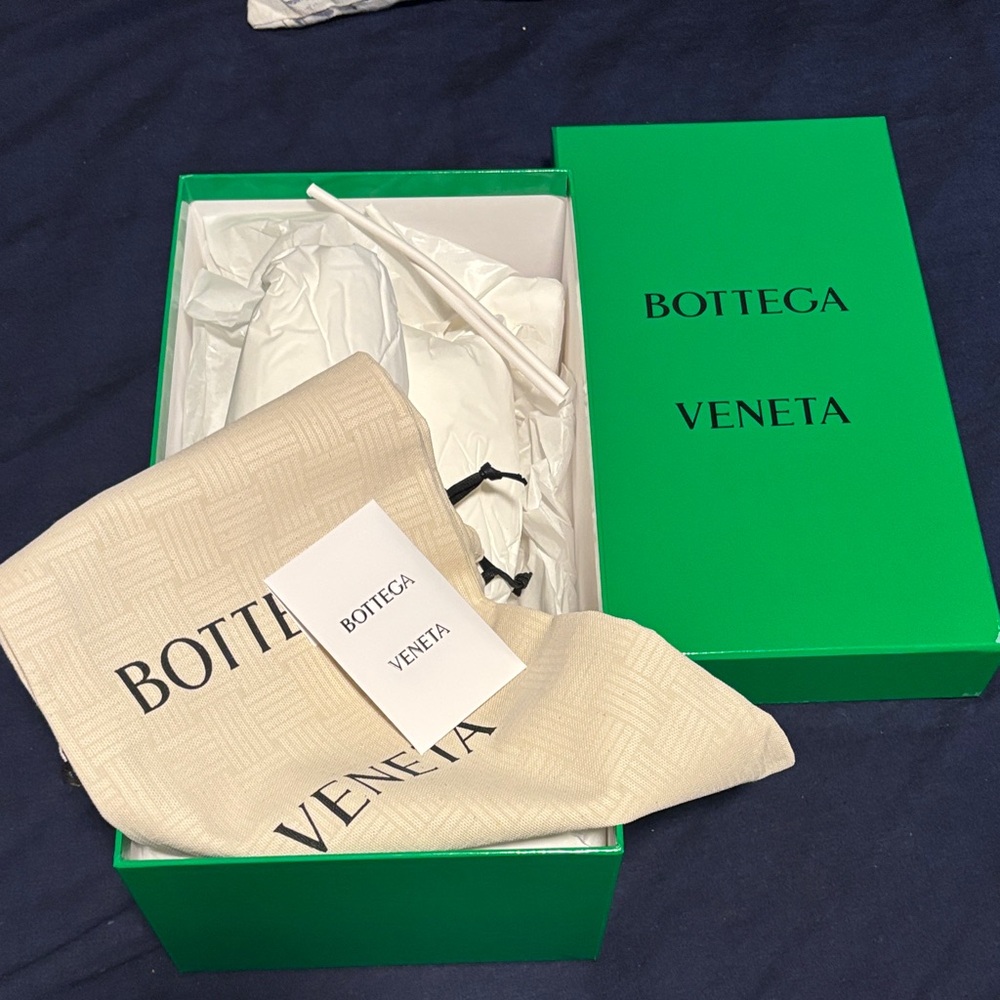 Bottega Veneta Vibrant Green Box with Cream Dust Bags